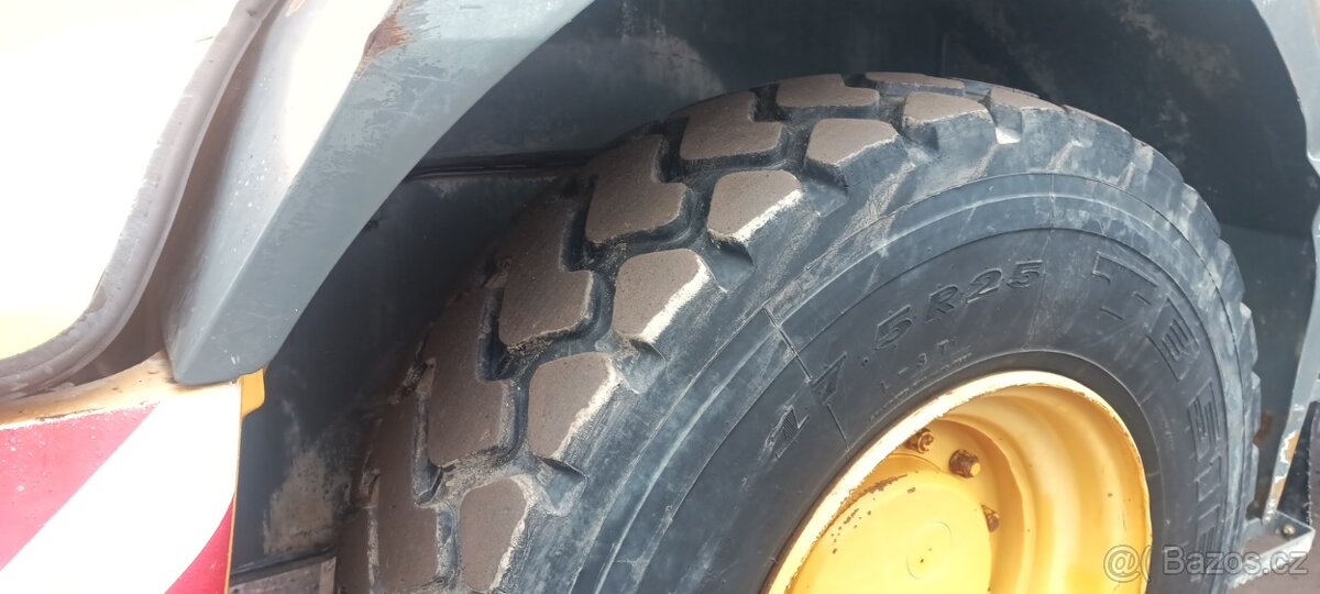 Liebherr 524 čelní kolový nakladač - 9