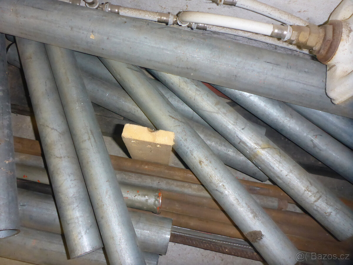 Různý kovový materiál - 9