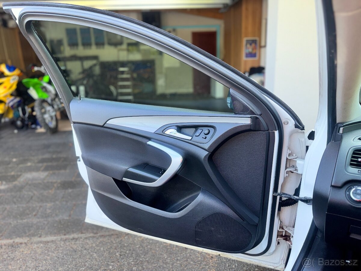 Opel Insignia SPORTS TOURER SW - 9