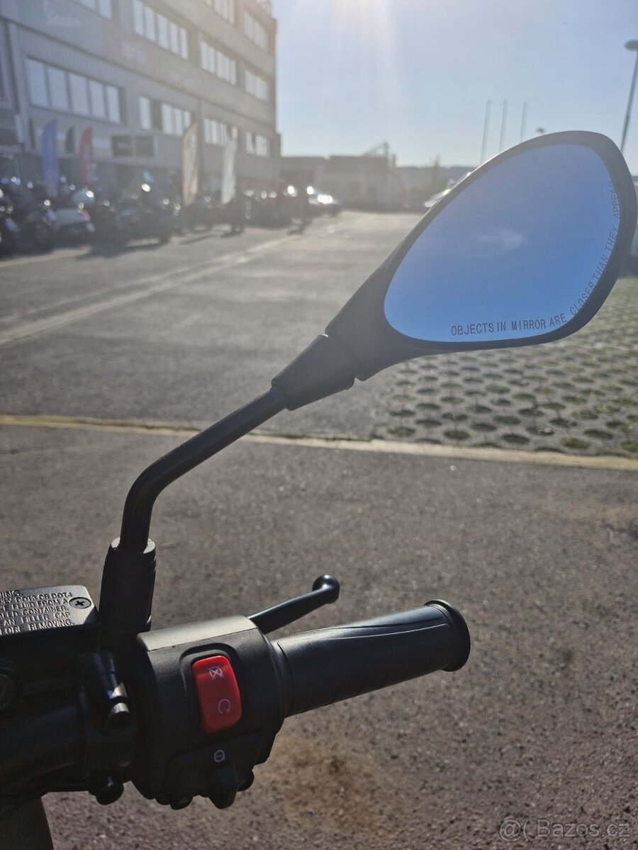 PIAGGIO 1 L3 E5 - předváděcí motocykl - 9