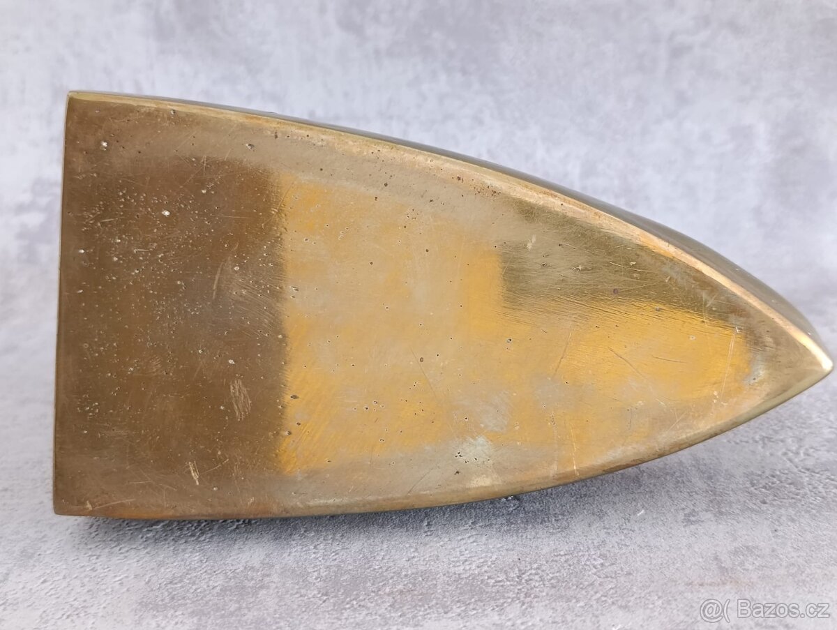 Stará zachovalá mosazna žehlička č.7 (vzadu značeni 7) - 9