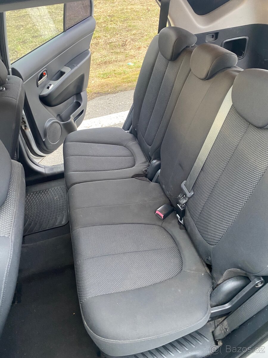 Kia Carens 2.0 CRDi 103 kW - 9