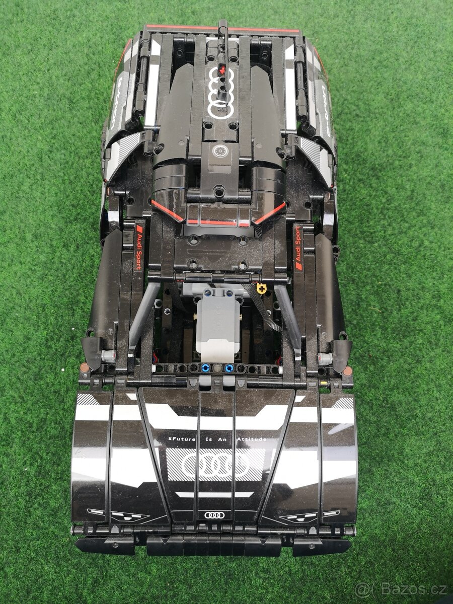 LEGO® Technic Audi RS Q e-tron 42160 - 9