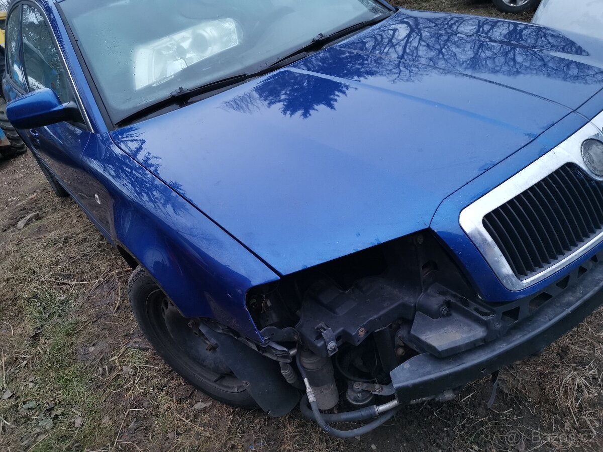 Škoda Superb veškeré díly z vozu modrý černý - 9