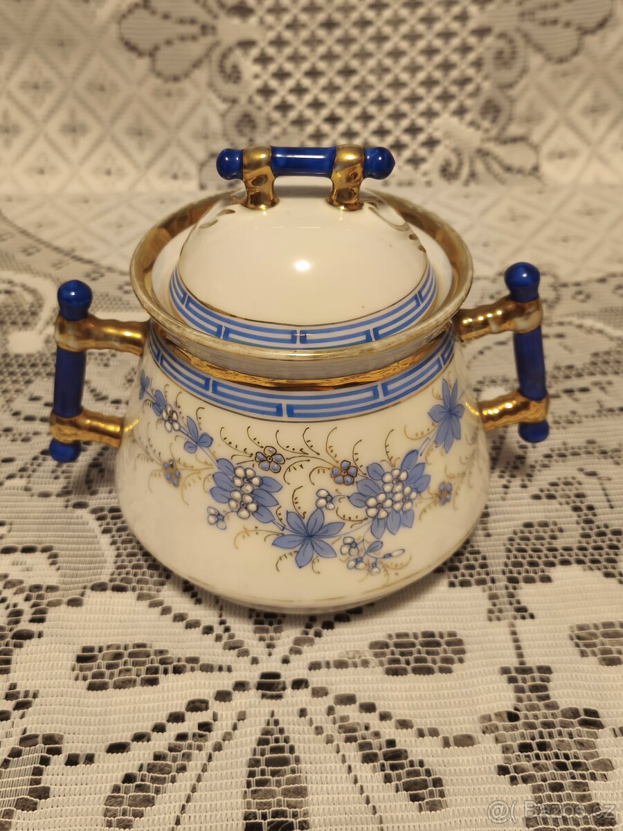 Stará porcelánová konvička. - 9