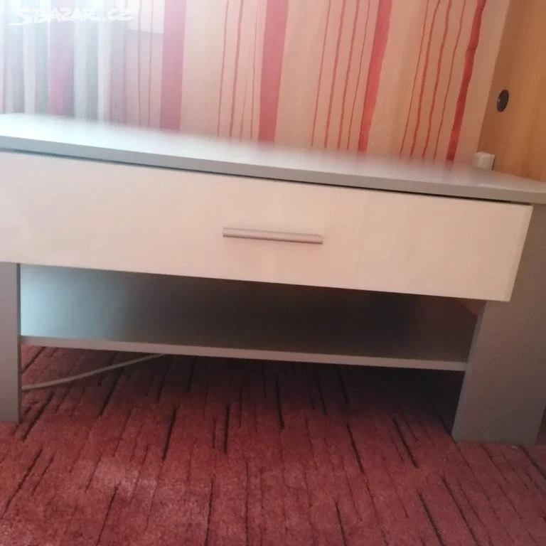 Moc pěkný stoleřek se šuplíky - 9