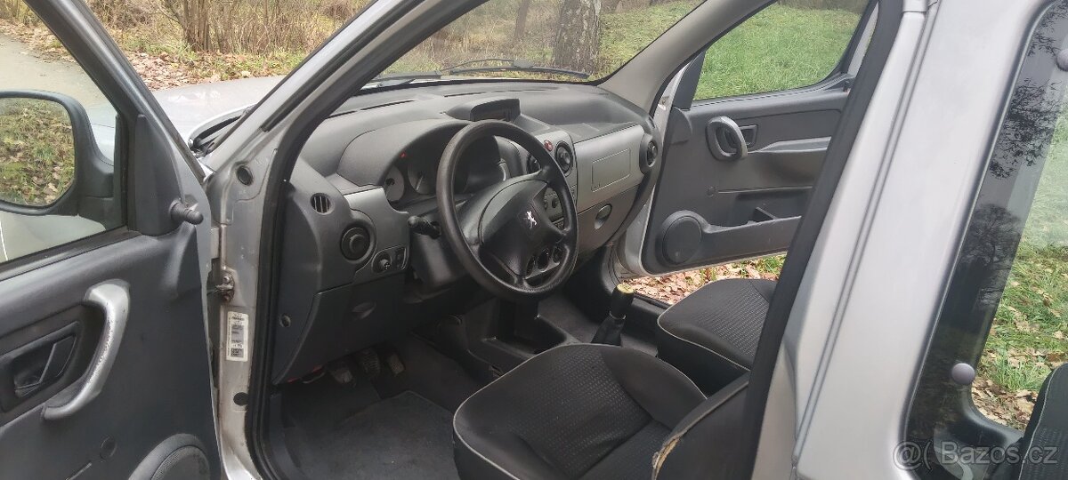 🚗 Peugeot Partner – spolehlivý pracant - 9