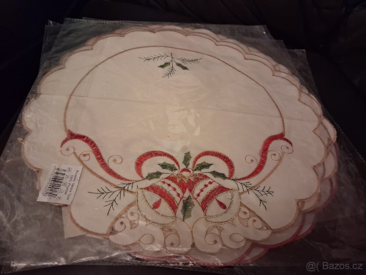 Vánoční kulaté prostírání vyšívané 12 kusů - 9