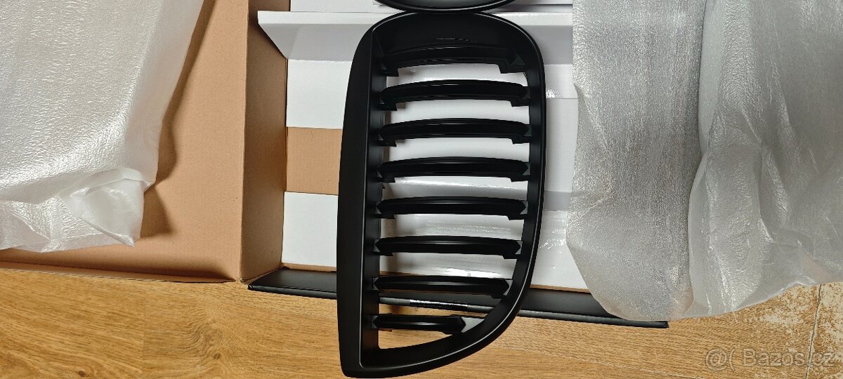 PŘEDNÍ MASKA, LEDVINKY BMW 1 E87, E81, 2004-2007, ČERNÁ - 9