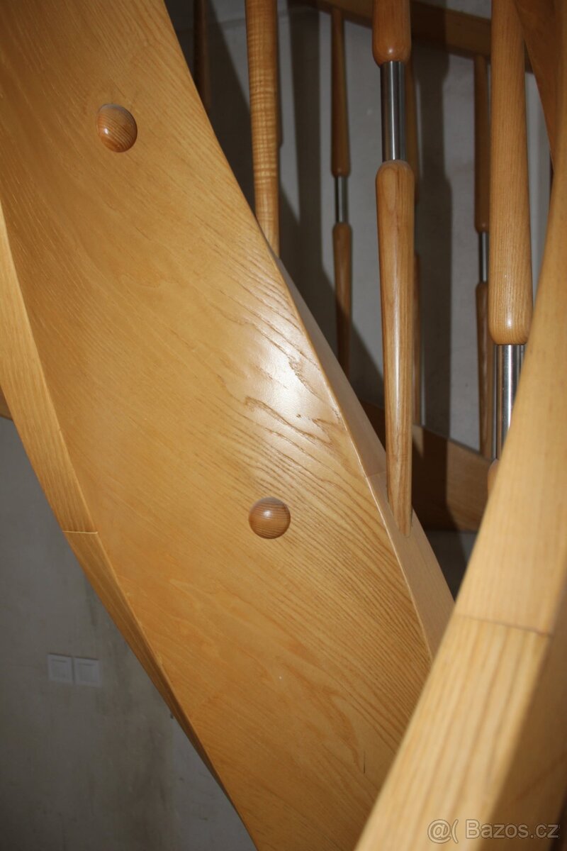 Jasanové masivní schody 333cm - 9