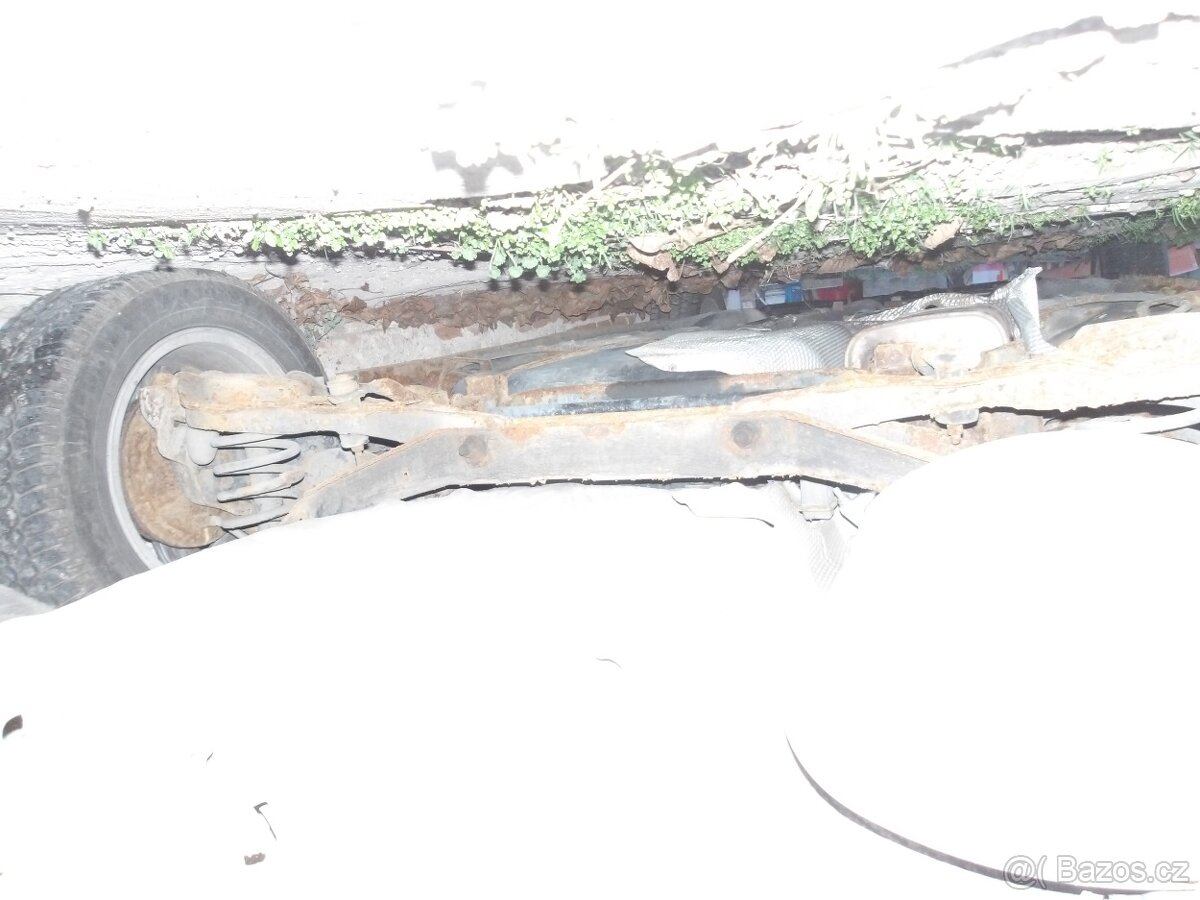 Ford Focus sedan benzín - 9