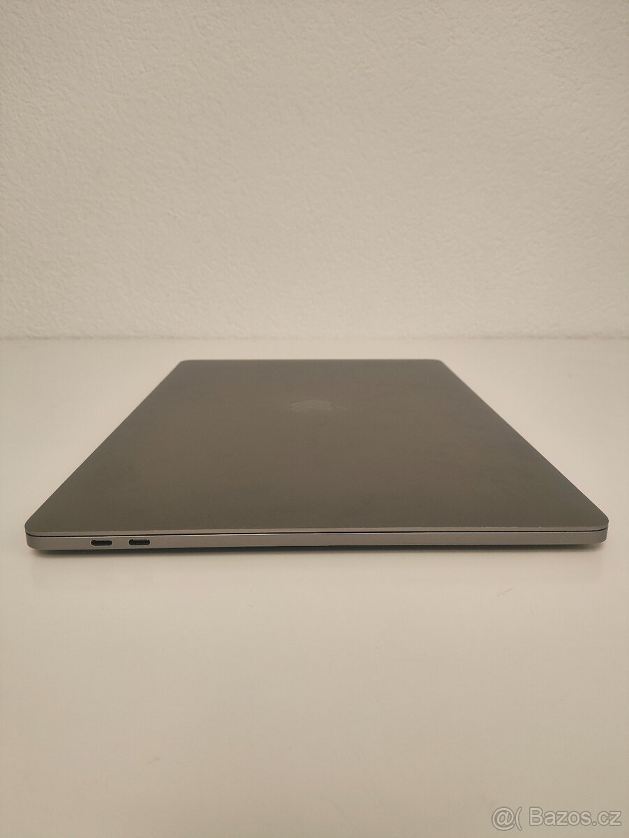 MacBook Pro 15" 2018 | i7 • 16GB • 256GB SSD - 9
