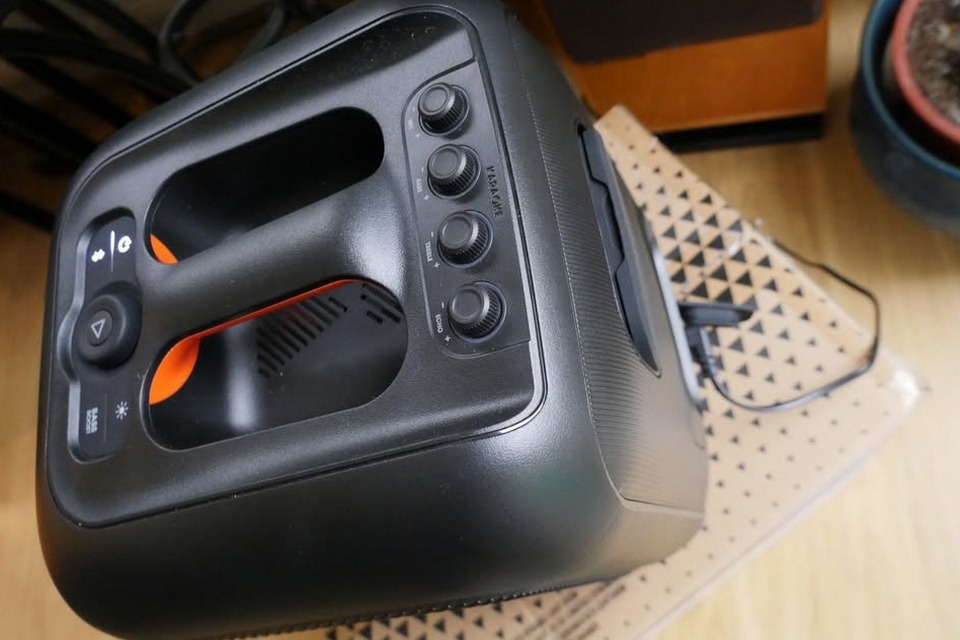 JBL Partybox encore s mikrofonem - 9