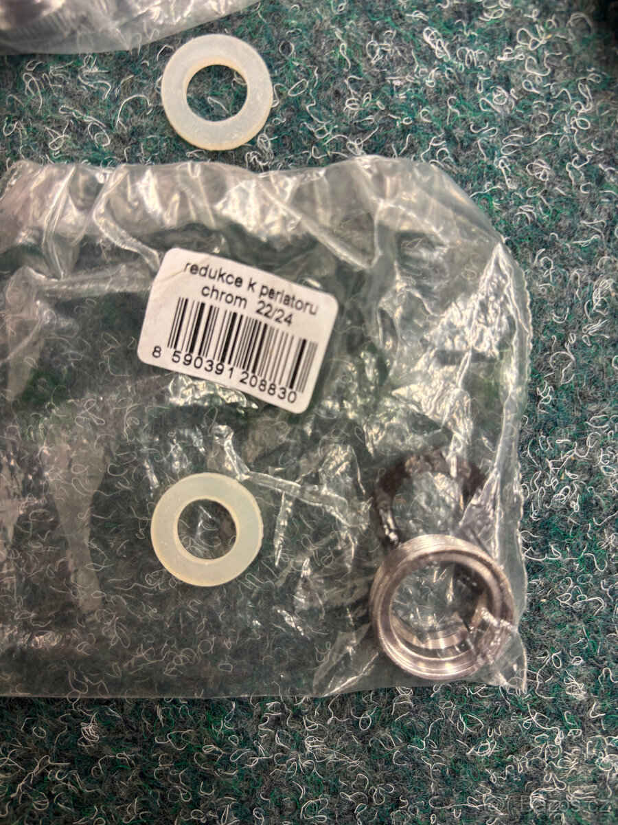 Nepoužitý set ruční sprchy – hlavice, hadice, redukce - 9