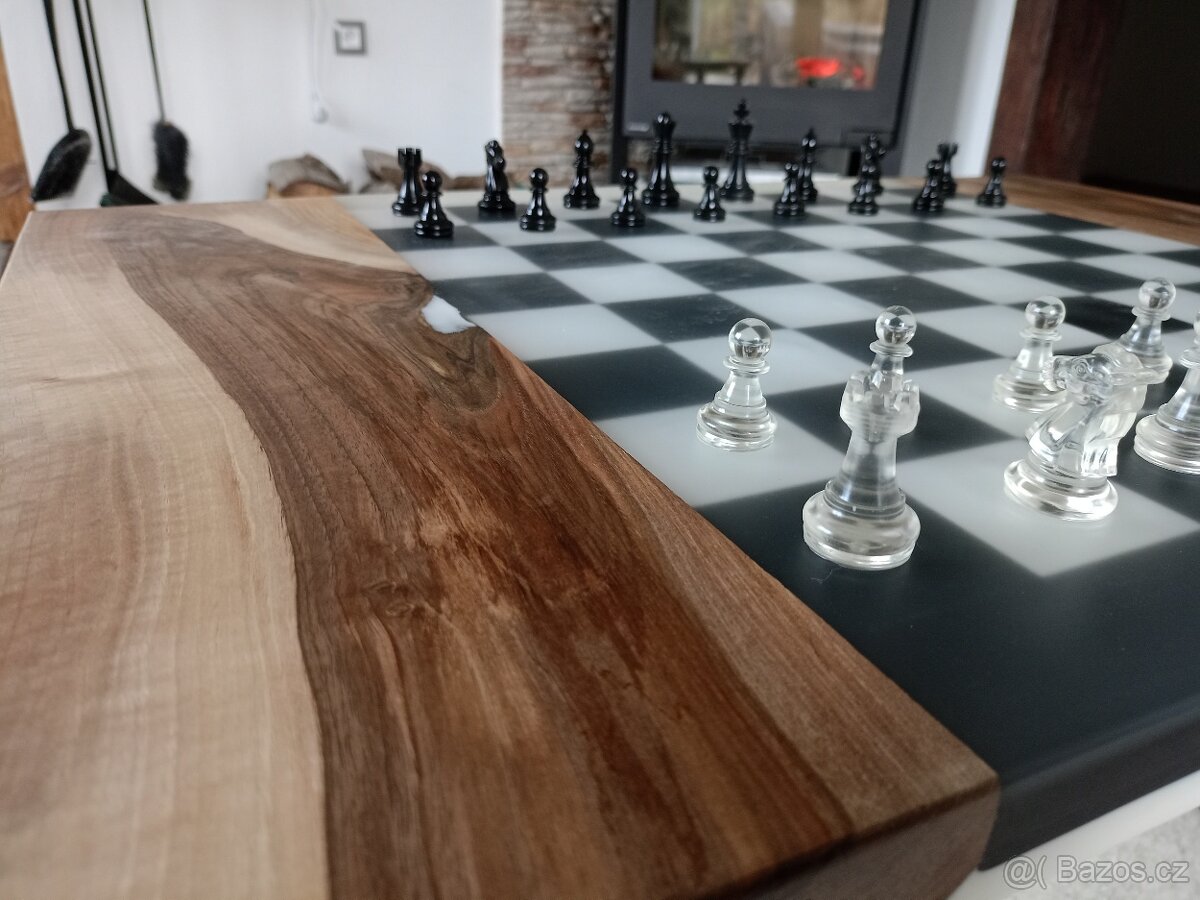 Šachový epoxidový stolek z ořechu + figurky - 9