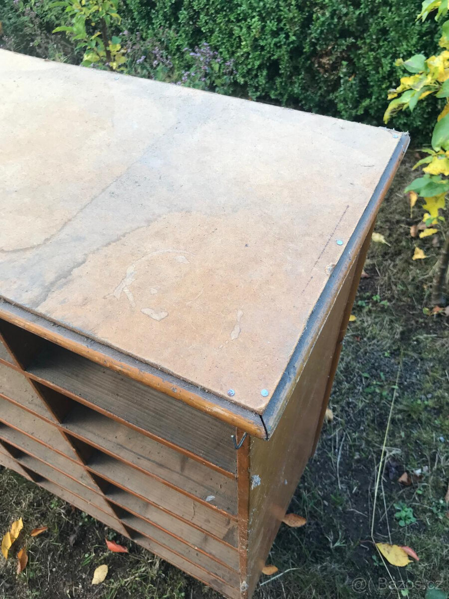 Masivní regálová skříň - vhodná do prodejny - 9