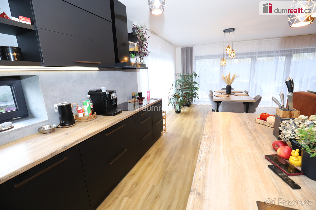 Krásný dokončený zkolaudovaný rodinný dům 5+kk se zahradou v - 9