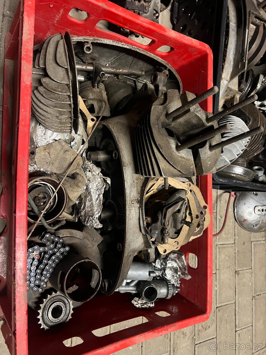 JAWA 250 + NÁHRADNÍ DÍLY (3 motory) - 9