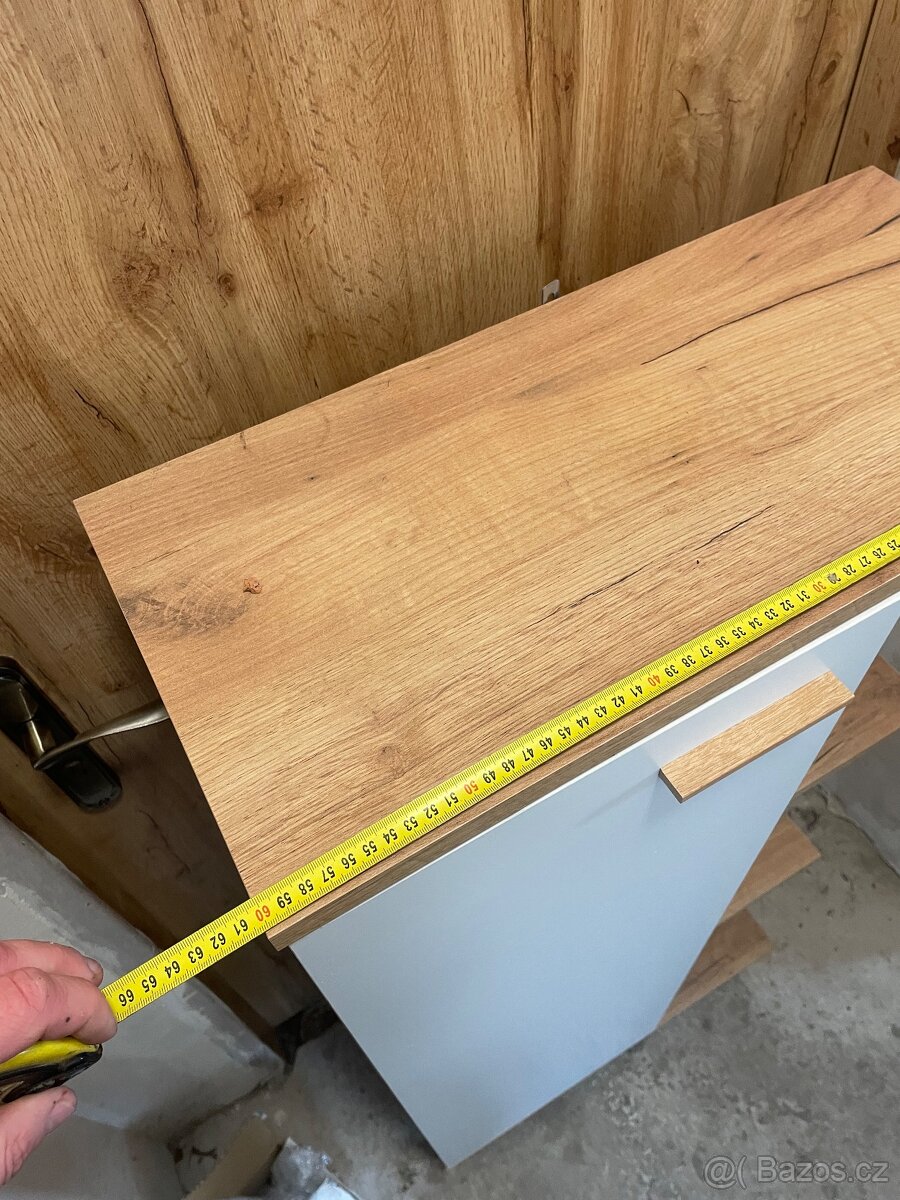 Koupelnové skříňky a zrcadlo - 9