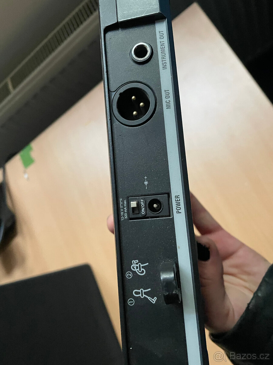 SHURE dvoukanálový přijímač + ruční mikrofon, kapesní vysíl - 9