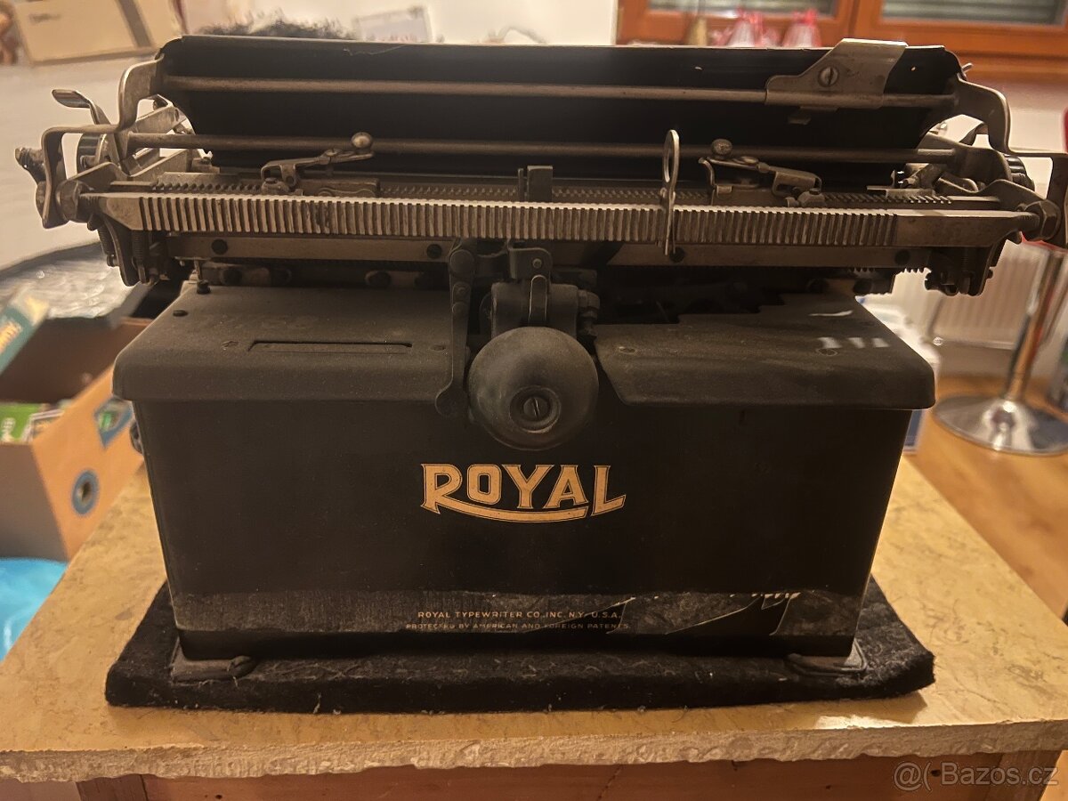 Skříňka pod psací stroj a psací stroj - 9