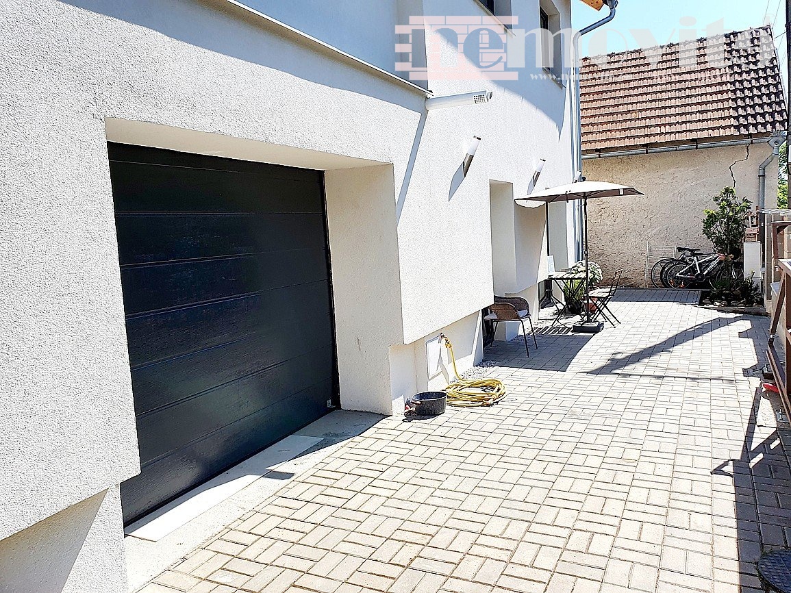 Exkluzivně nabízíme na prodej rodinný dům s dvěma bytovými j - 9