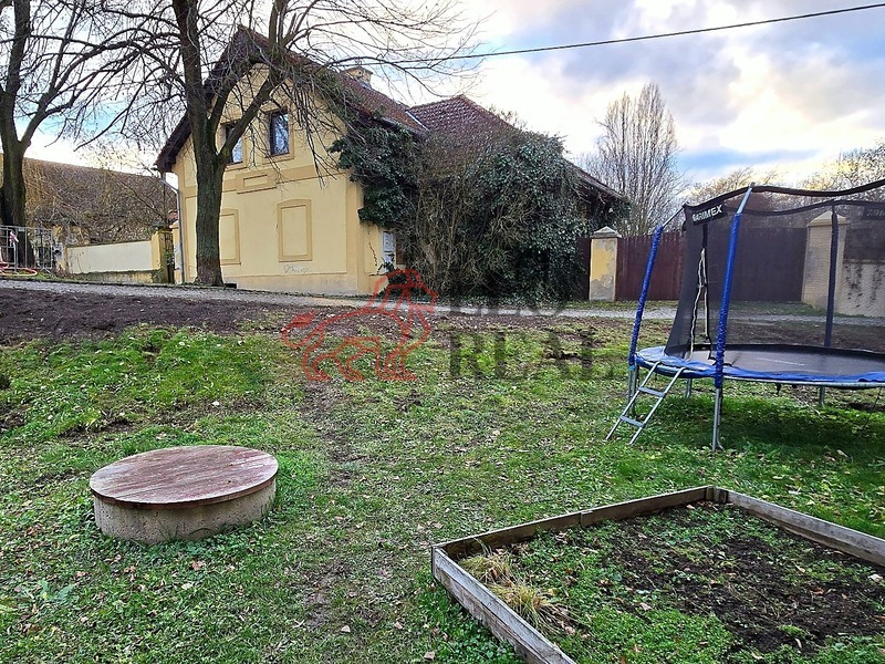 Pronájem 3+1 v rodinném domě 92 m² se zahradou - 9