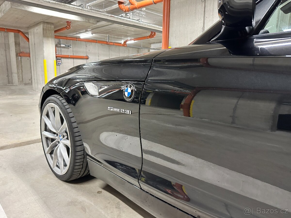 BMW Z4 sDrive 23i E89, schwarz metallic + hnědá kůže, výbava - 9