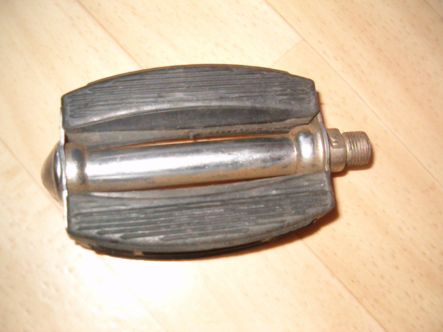 Starší jízdní kola, šlapka, pumpička, blatník, klíče - 9