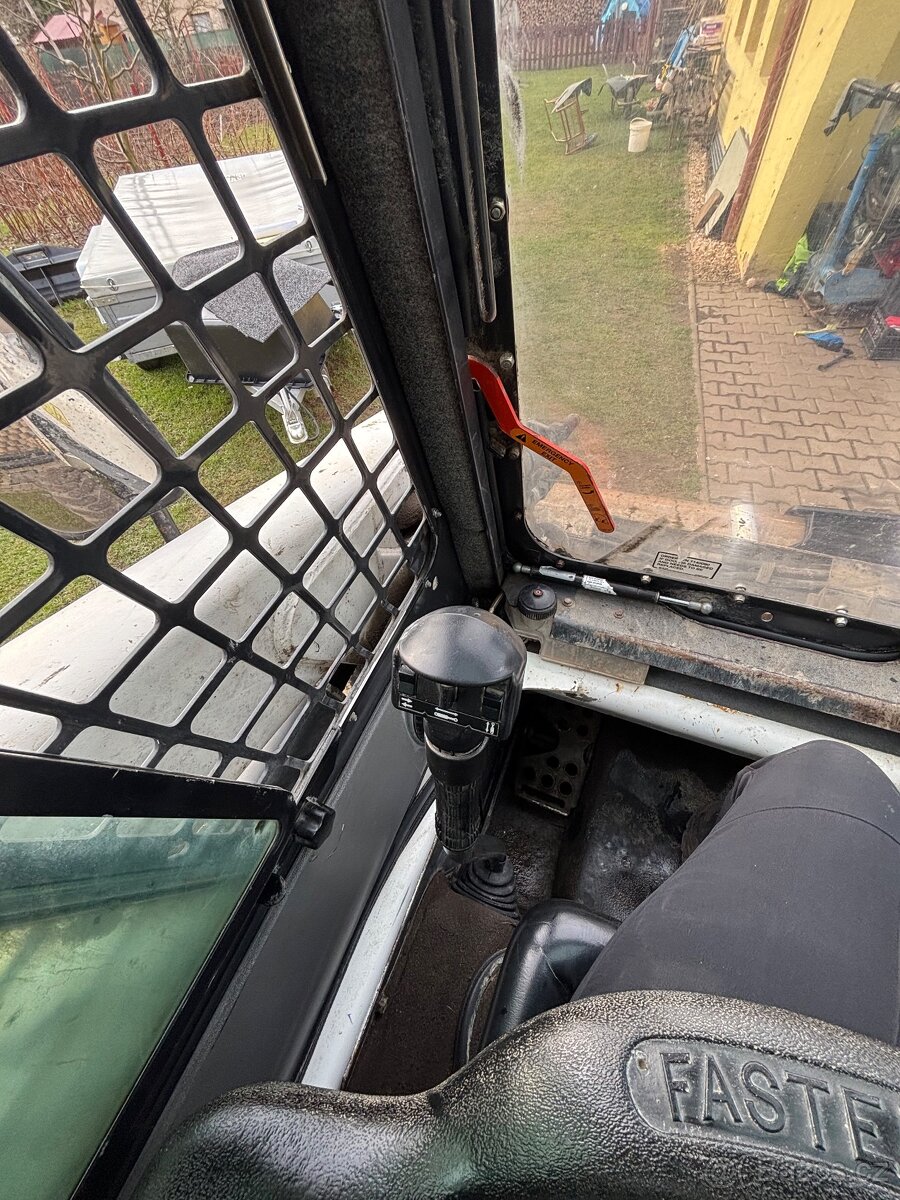 Smykový nakladač BOBCAT S220 55,9 kw - 9