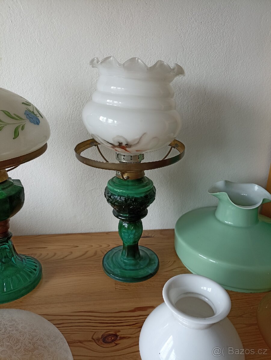 Konvolut starých širmů a dvě malachitové petrolejky - 9