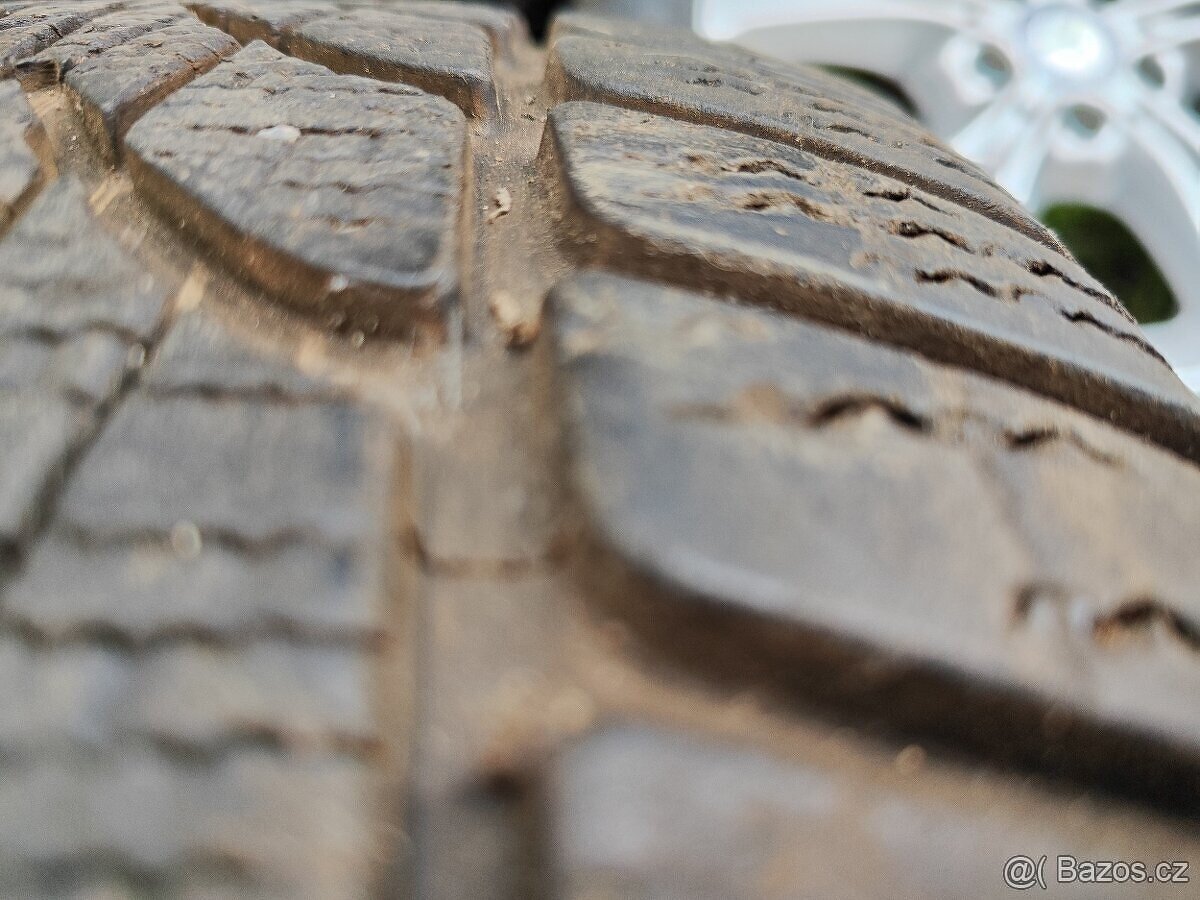 Zimní sada Mercedes w205 r17 5x112 Dunlop 225/50/17 6mm - 9