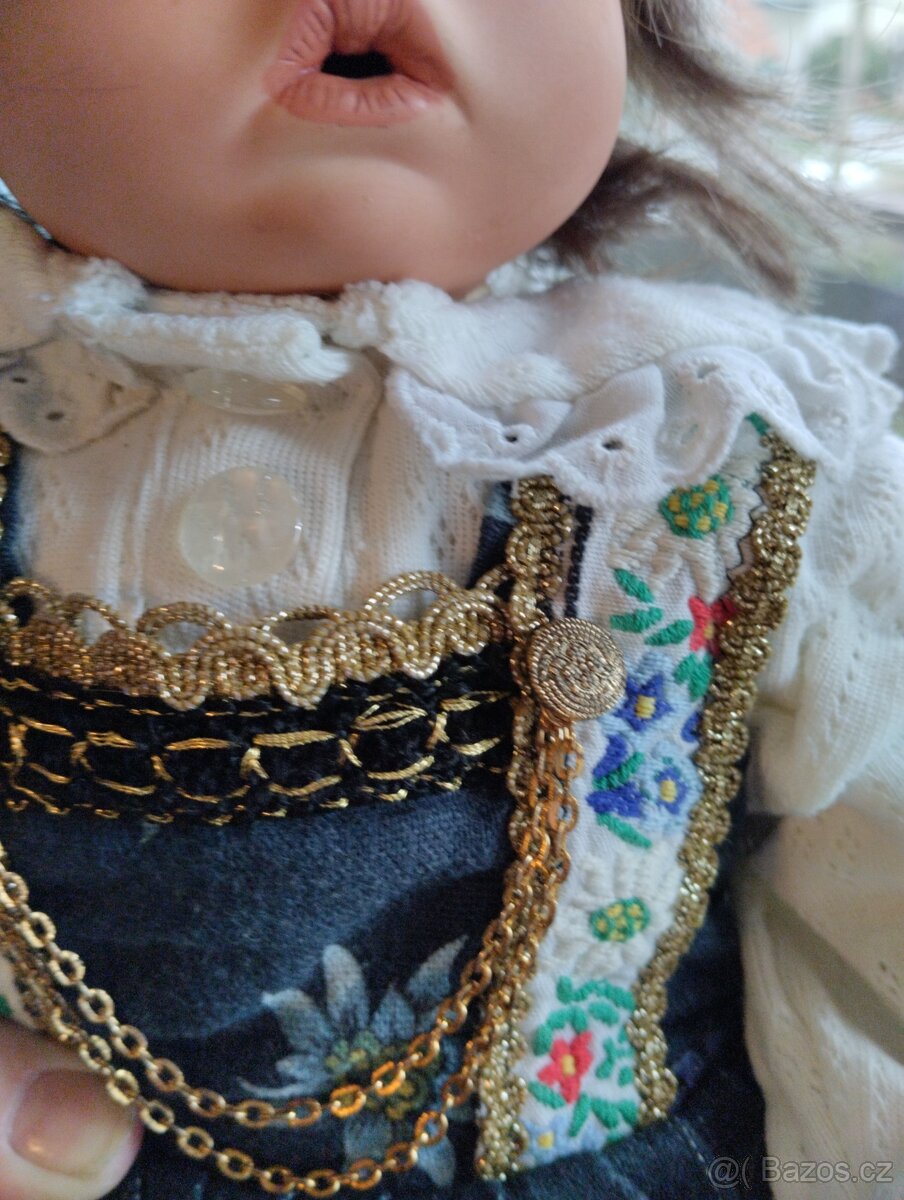 Sedící značená porcelánová panenka - 9