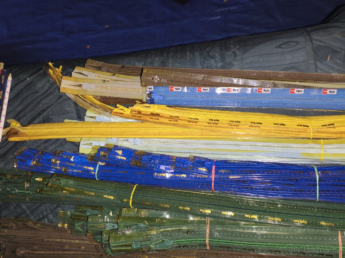 Prodám levně značkové zipy, plastová spirála, stanové - 9