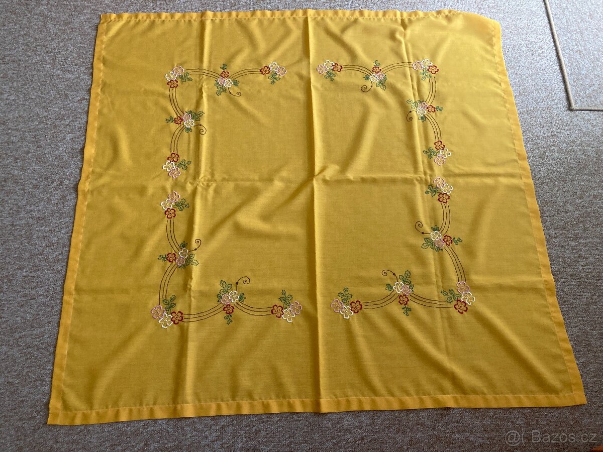 Vyšívané dečky a ubrusy - 9