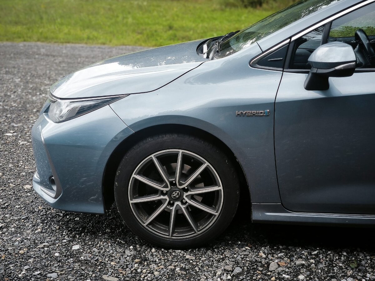 Toyota Corolla 1.8 hybrid, první majitel, rok výroby 2021 - 9