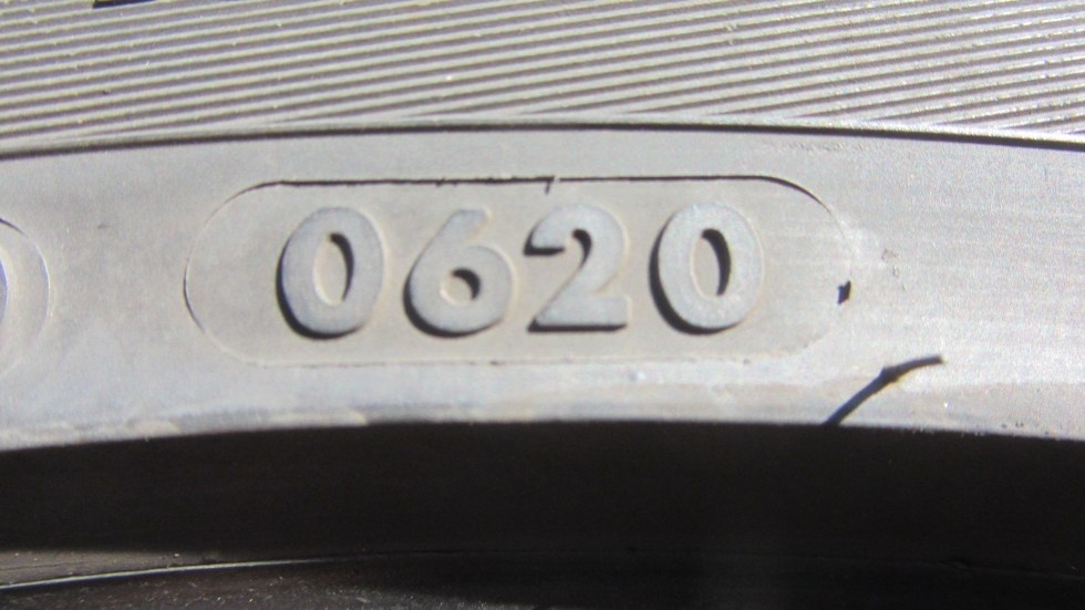 Celoroční pneu 235/40/19 Vredestein - 9