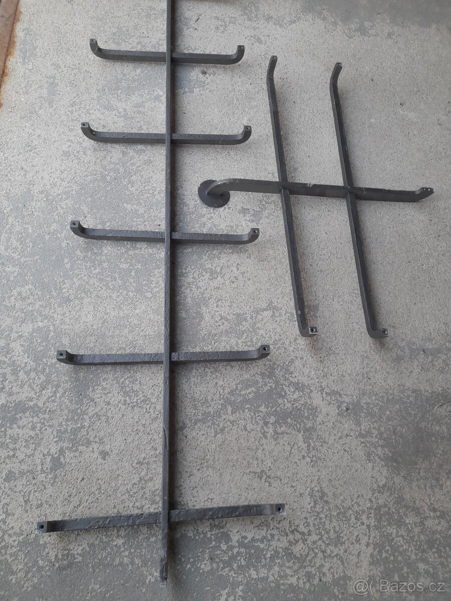 Funkcionalistická mříž na vstupní dveře a na malé okno - 9