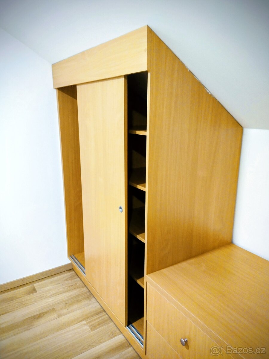 Atypická vestavná šatní skříň - 9