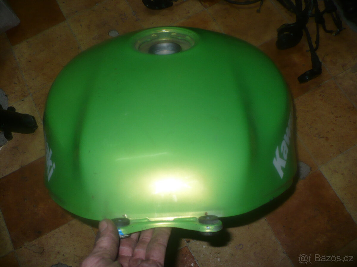 kawasaki ZX 9 R díly r.99-02 - 9