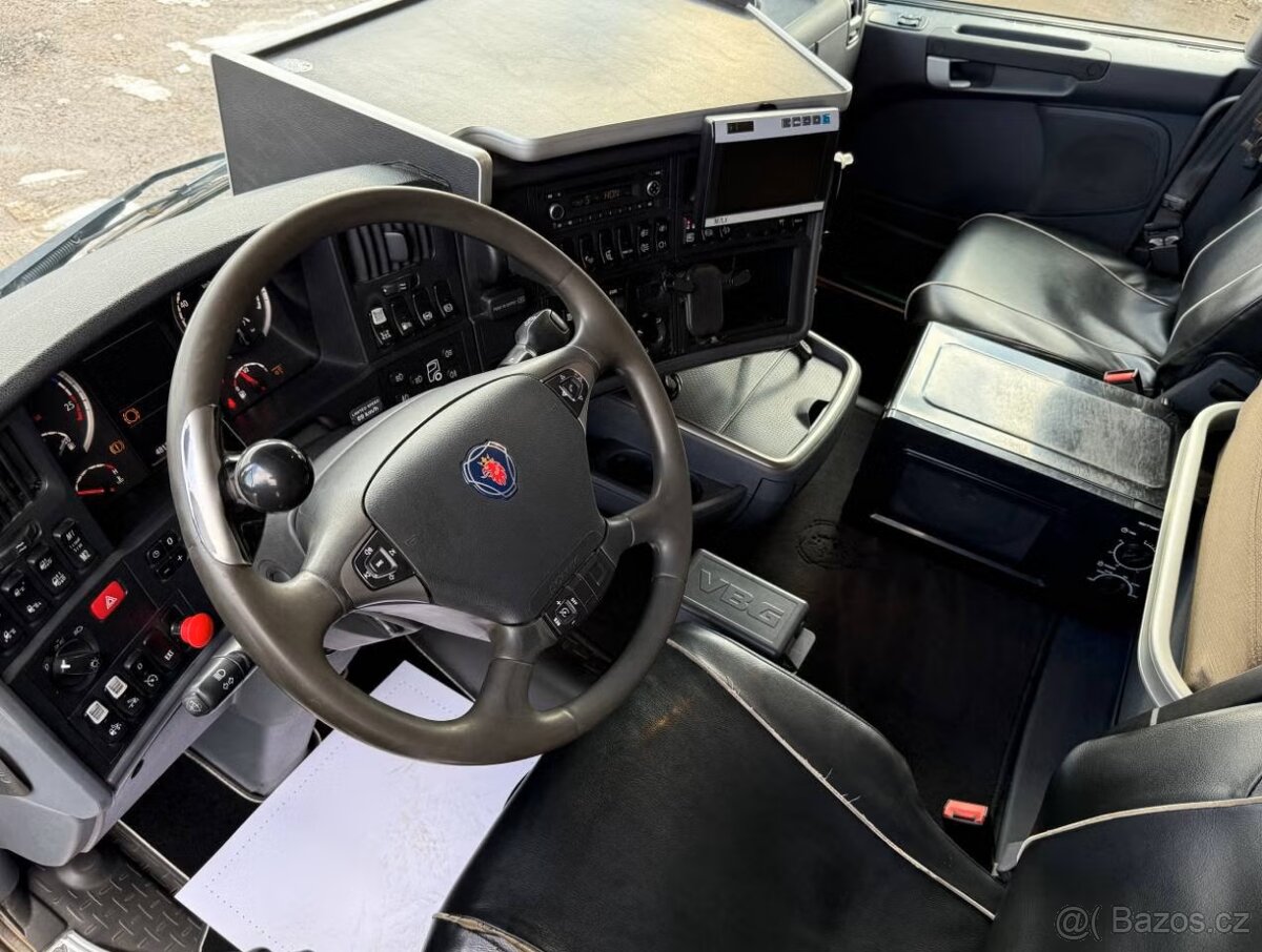 Scania R520 V8 8x4 nosič kontejneru - 9