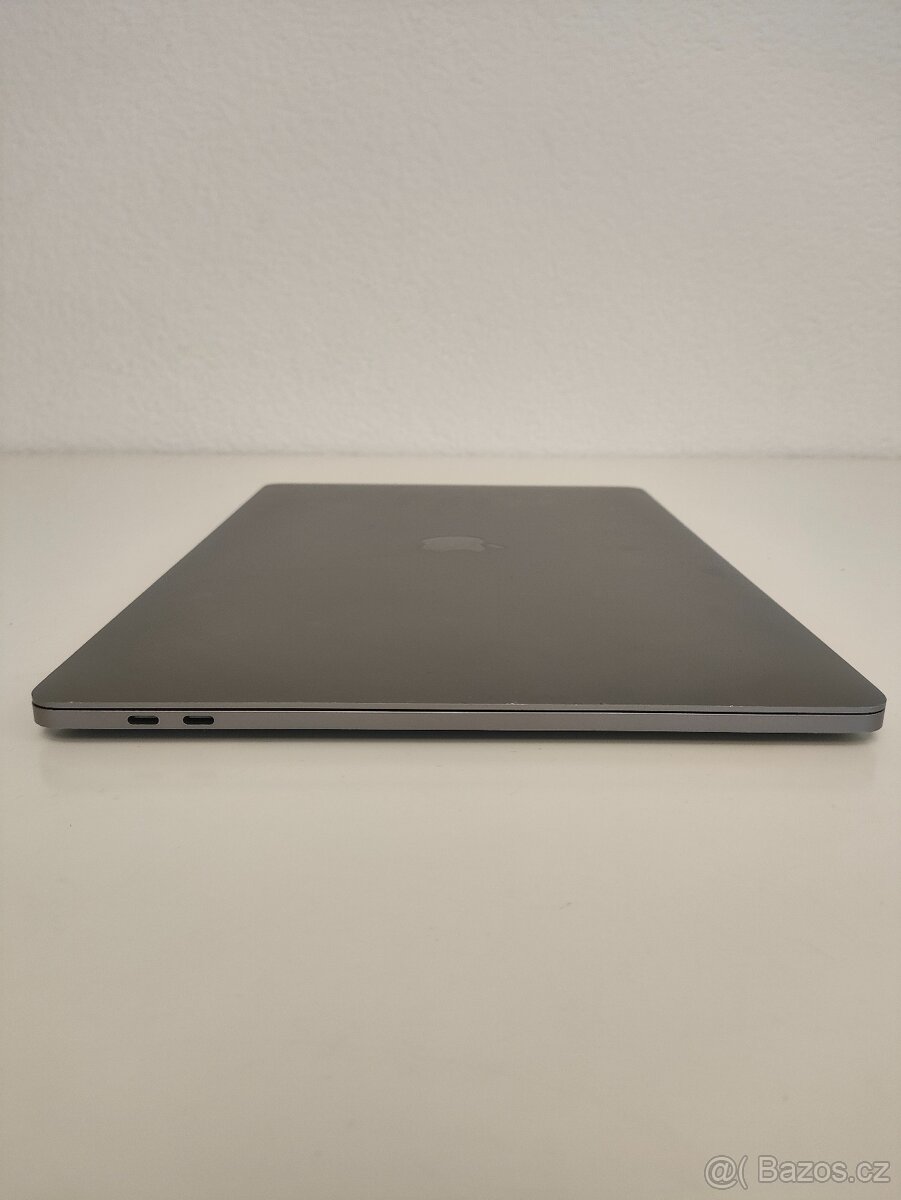 MacBook Pro 15 2017 | i7 • 16GB • 256GB - 9