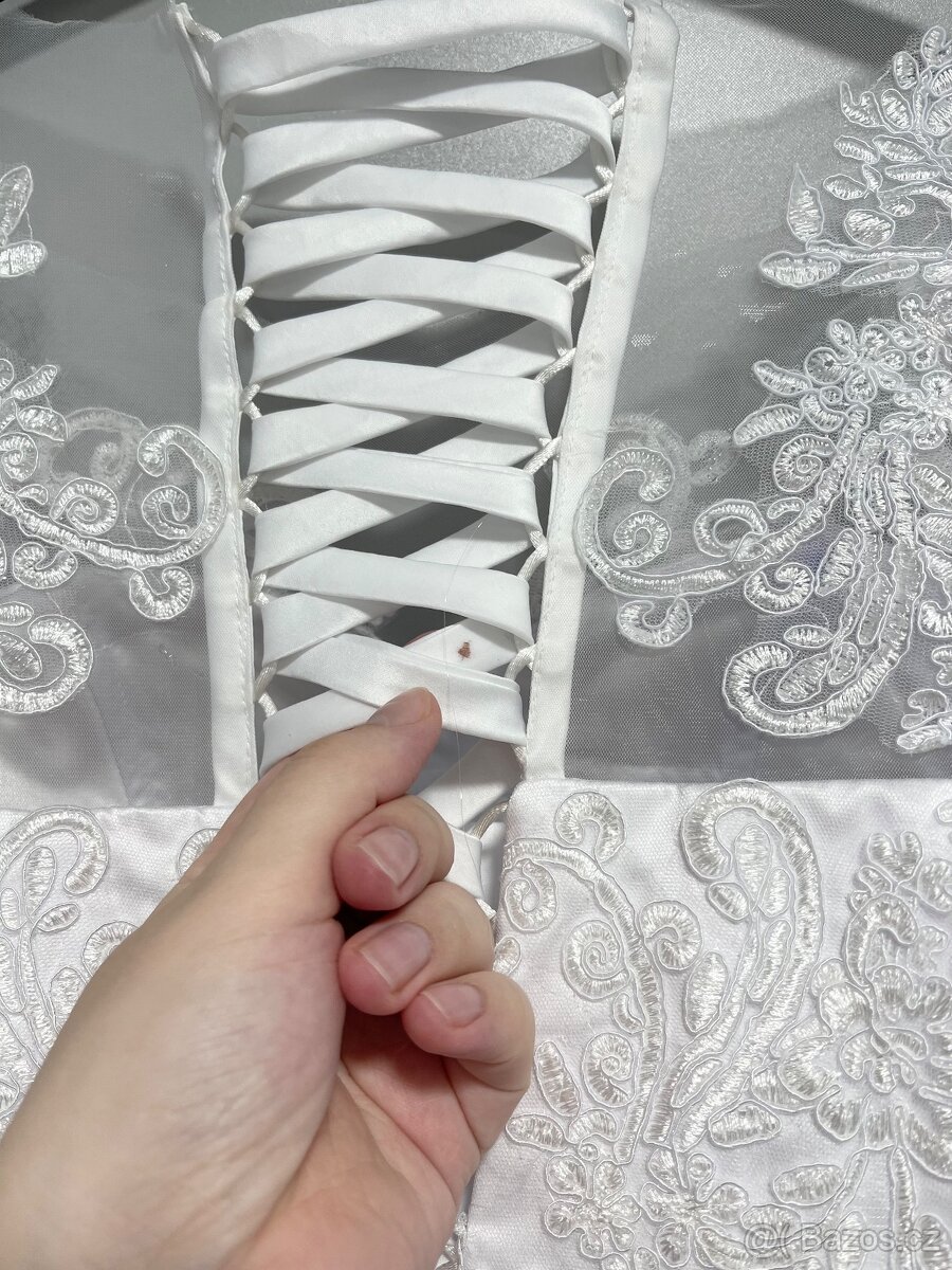 Svatební šaty s krajkou - 9