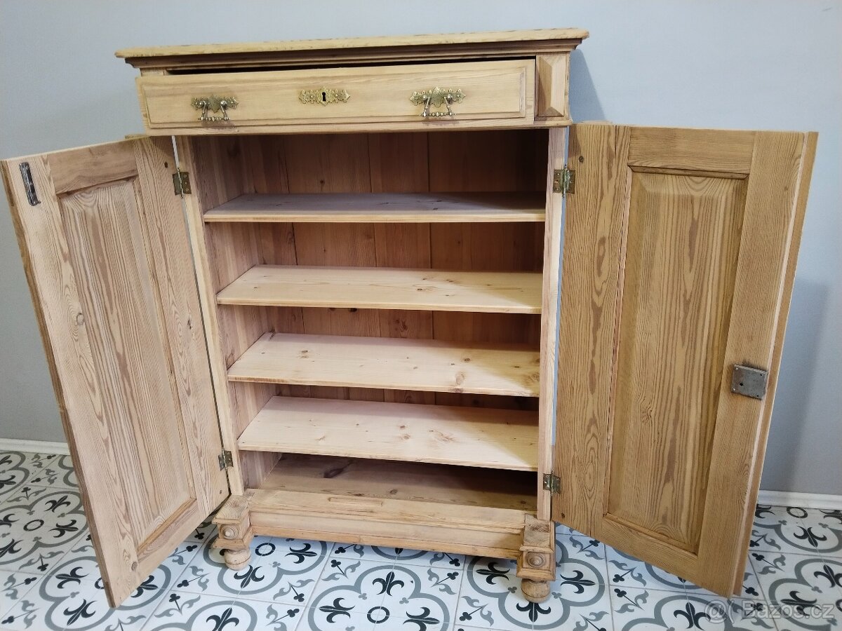 Krásná, stará, skříň, skříňka, vertiko po renovaci - 9