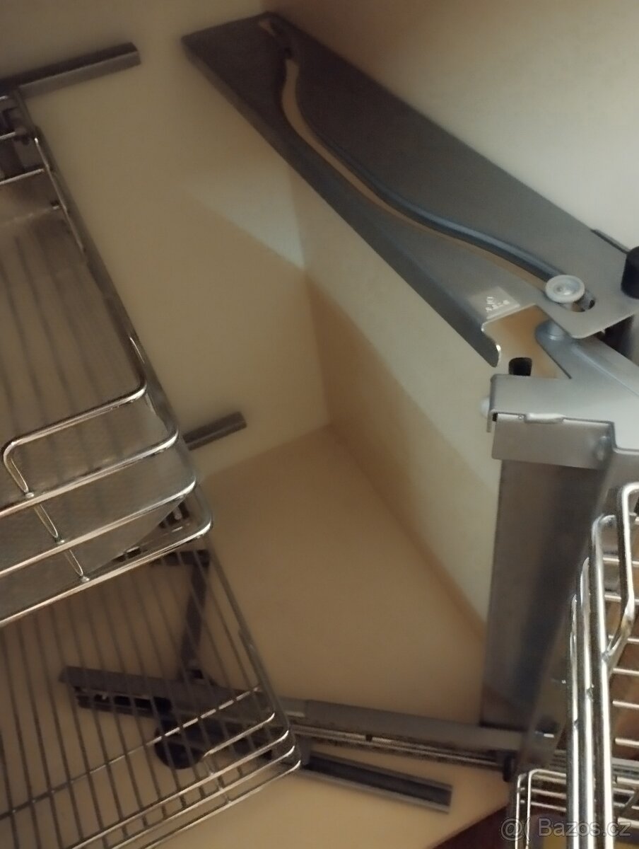 Rohový systém do kuchyňské linky – výborný stav - 9