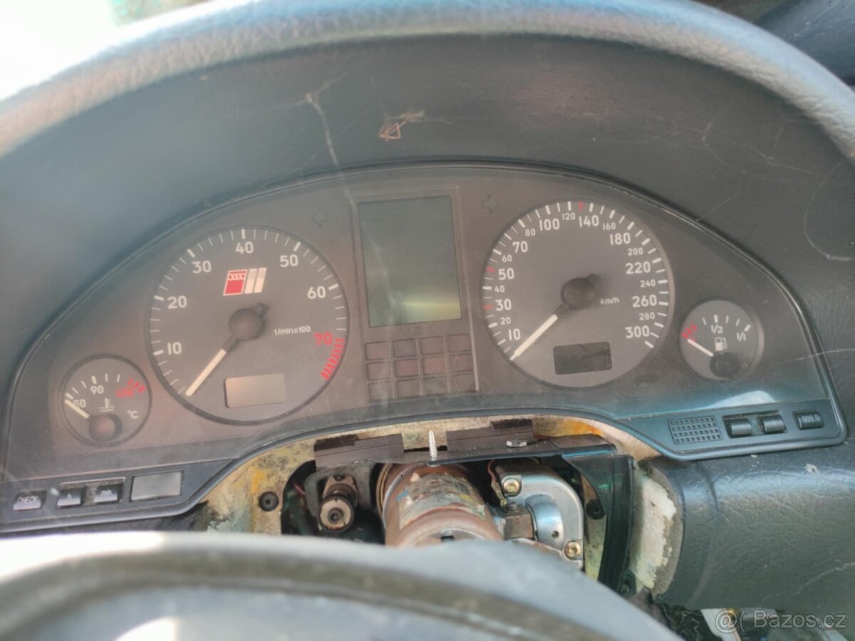 Audi S8 D2 AHC 250kw manuál - 9