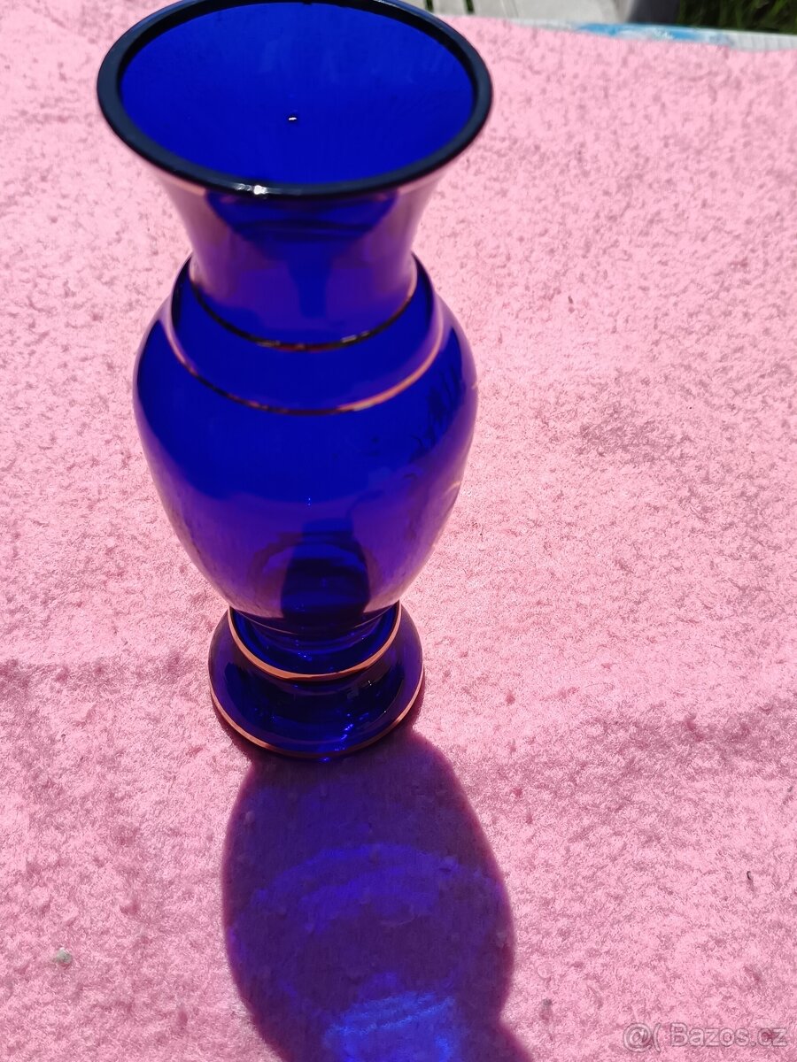 Modrá skleněná váza s květinami - 9