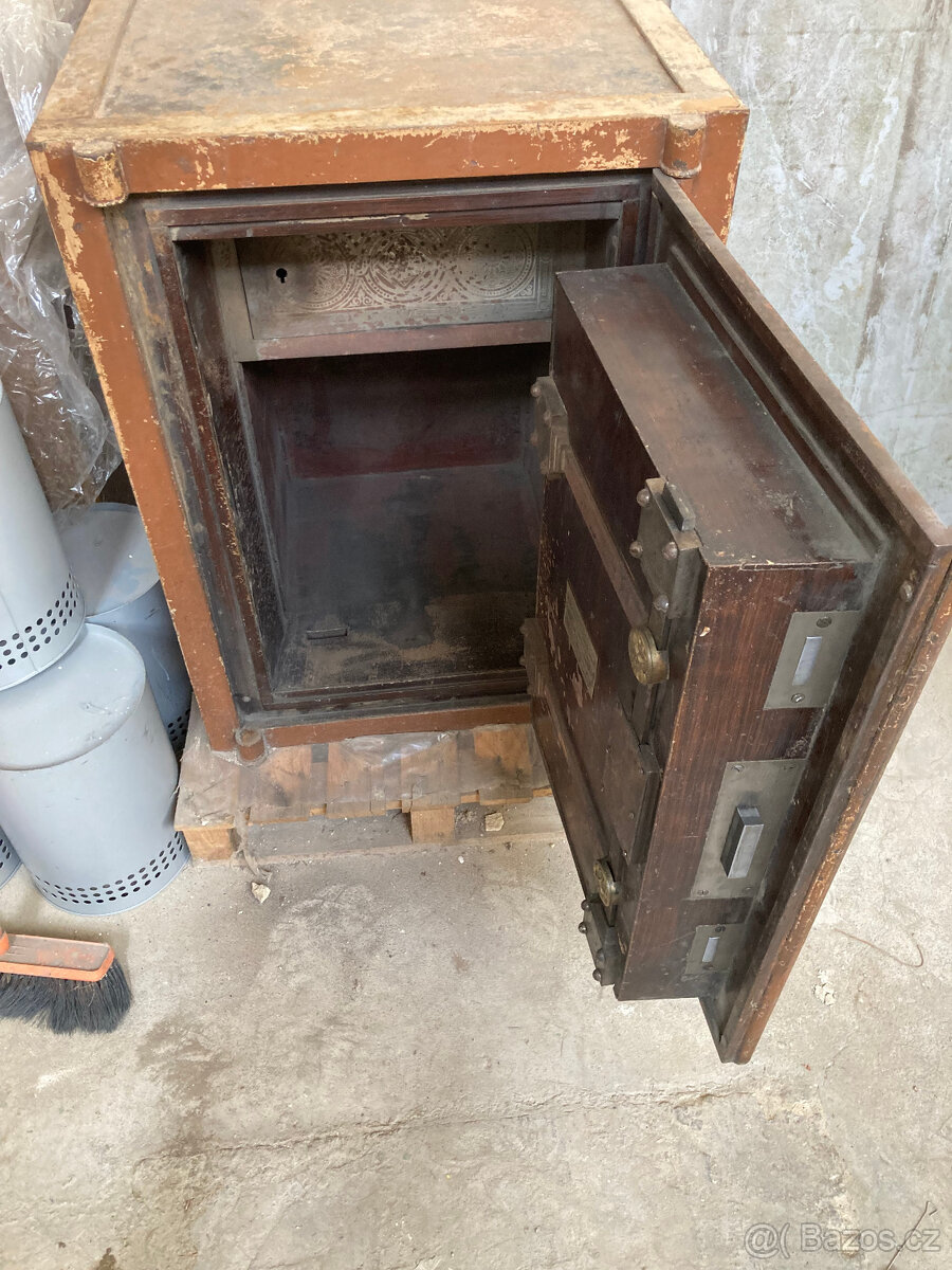 Trezor starožitný Popelka za 12.000 kč - 9