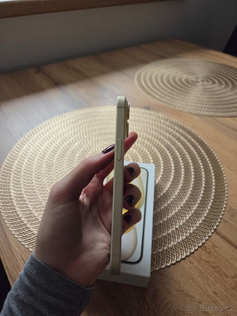 Prodám žlutý Apple IPhone 15 128GB - 9
