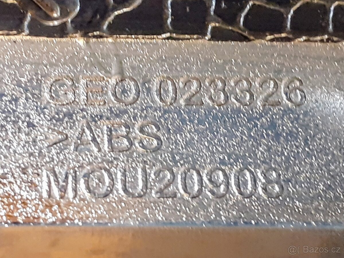 Levá zadní lišta Peugeot 2008 kód 9806404877 - 9